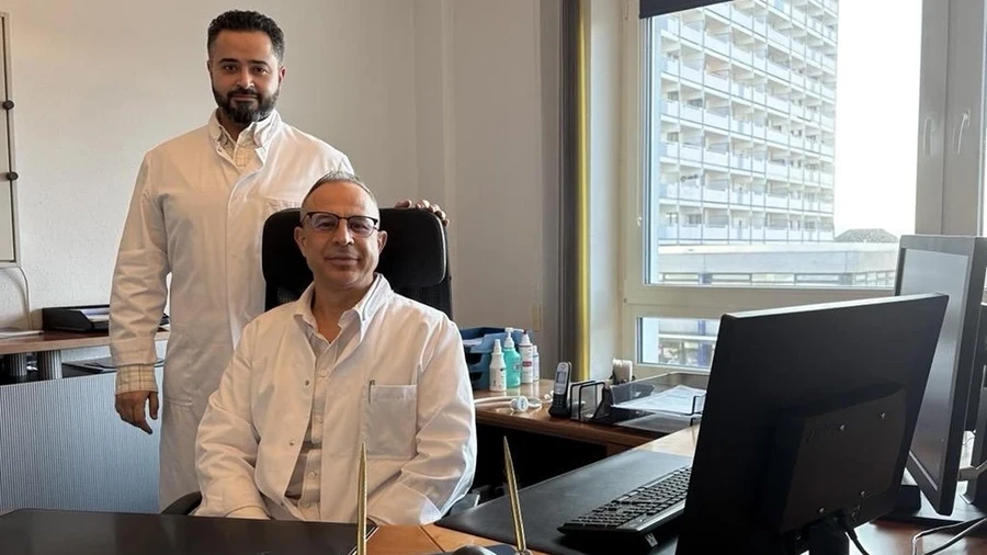 Ärzte in weißem Kittel in einem Büro, thematisiert in einem Bild-Zeitungsartikel