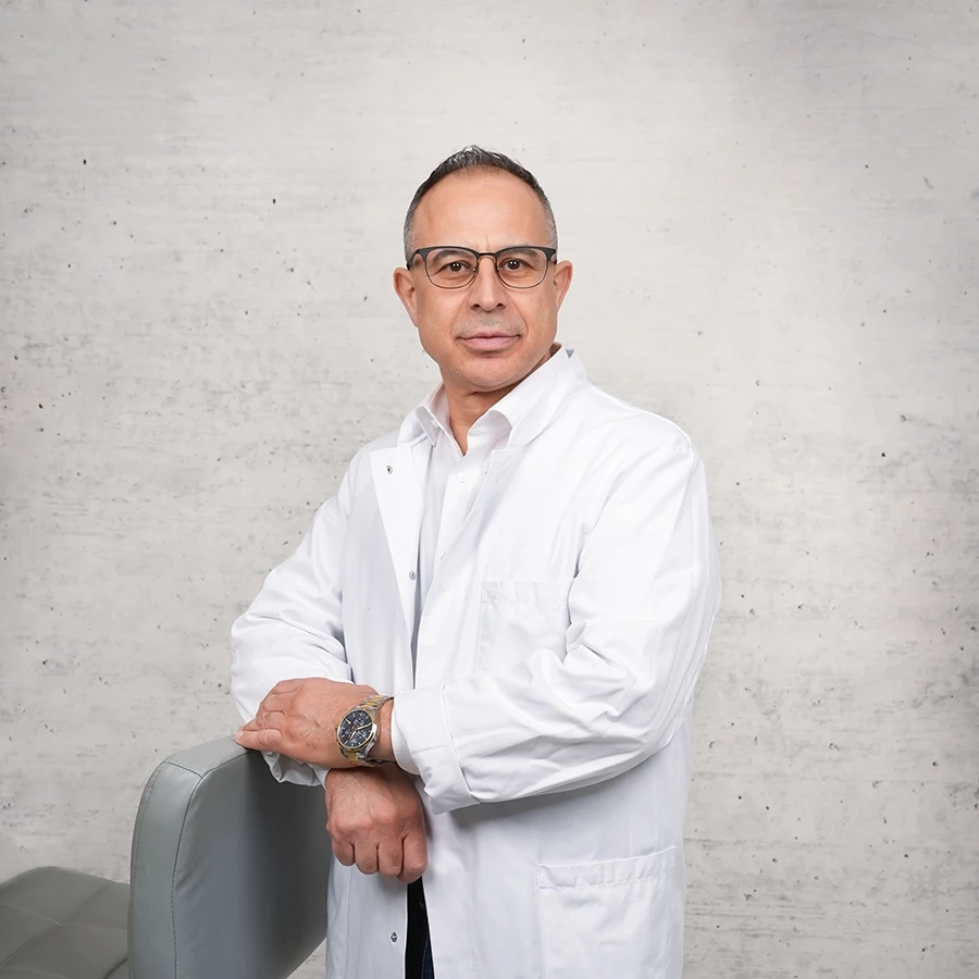 jboor im weißen Arztkittel vor grauem Hintergrund