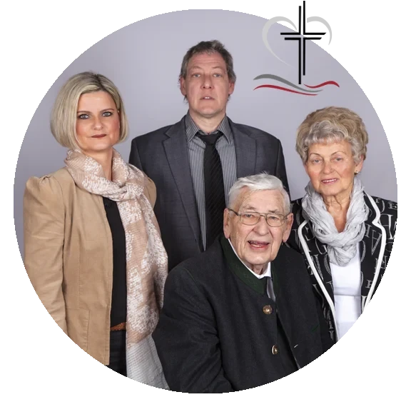 Teamfoto im Kreisformat mit vier Personen in formeller Kleidung