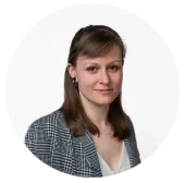 Malena Zacher im Business-Outfit vor weißem Hintergrund