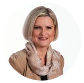Portrait von Karmen Kreihe mit hellem Schal und heller Jacke