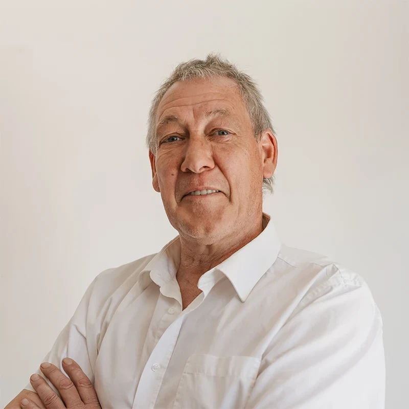 Porträt von Michael Zacher in weißem Hemd vor hellem Hintergrund