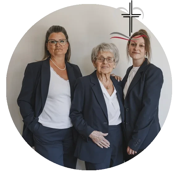 Teamfoto im Kreisformat mit drei Frauen im Business-Outfit vor hellem Hintergrund