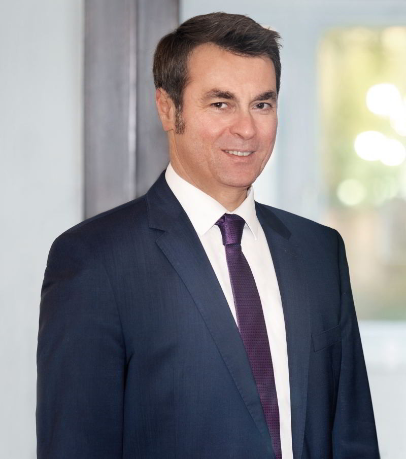 RARieping im Anzug und Krawatte, professionelle Darstellung