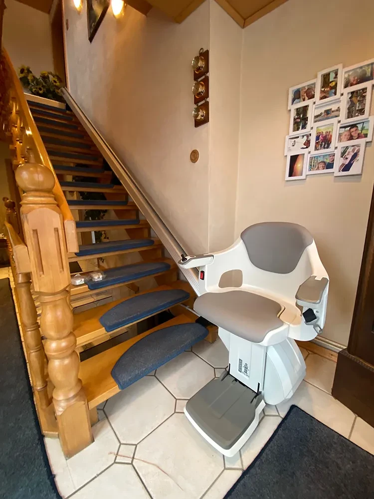 Moderner Treppenlift für gerade Treppen in einem Wohnhaus