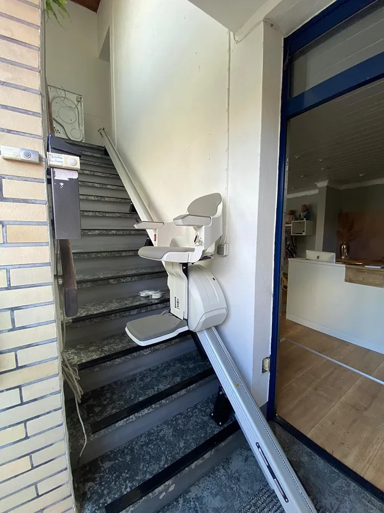 Moderner Treppenlift für gerade Treppen im Innenbereich