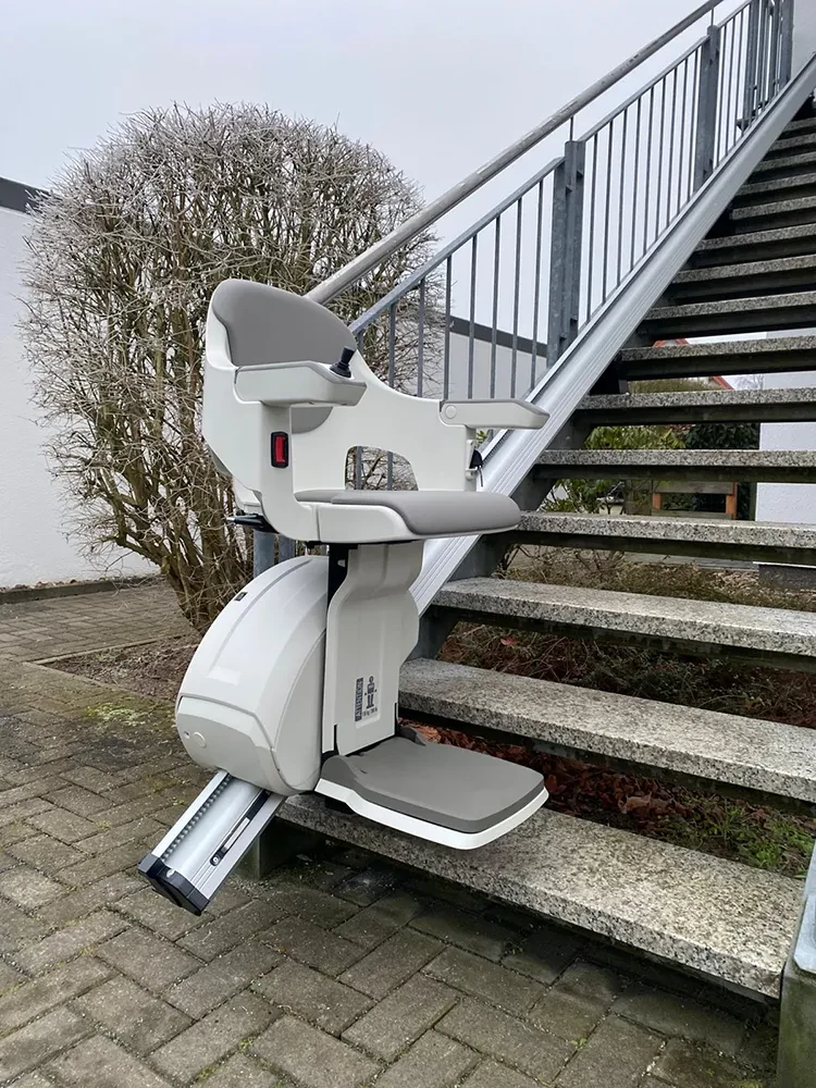 Moderner Treppenlift für gerade Treppen im Außenbereich