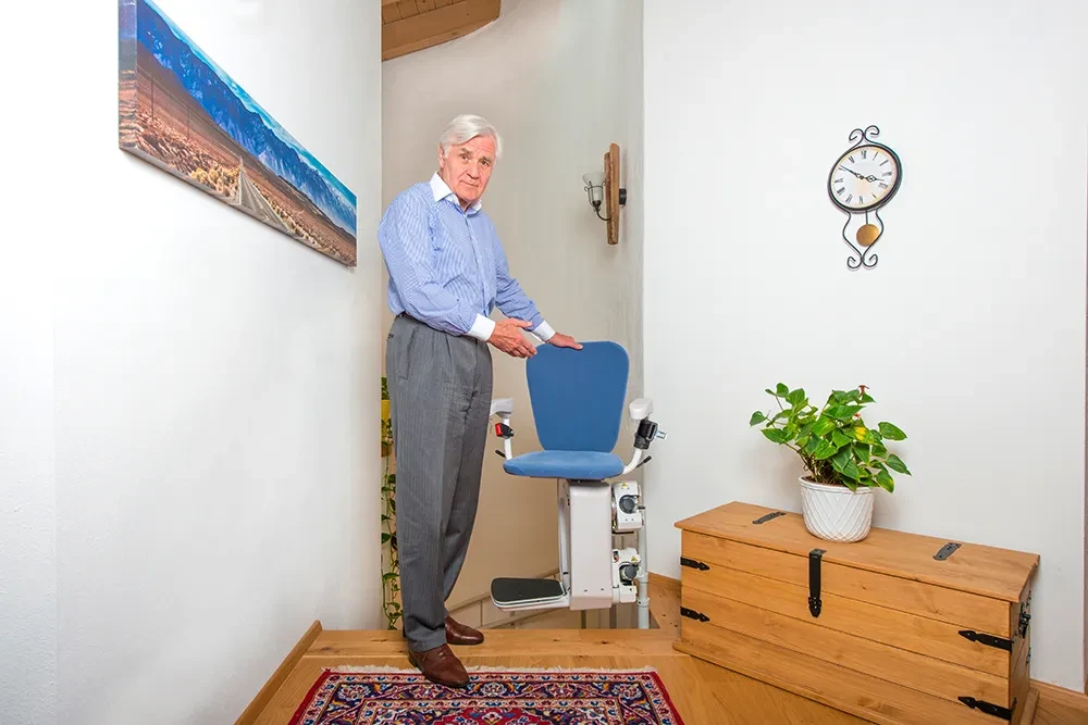 Treppenlift Alpha Premium für kurvige Treppen in einem Wohnhaus