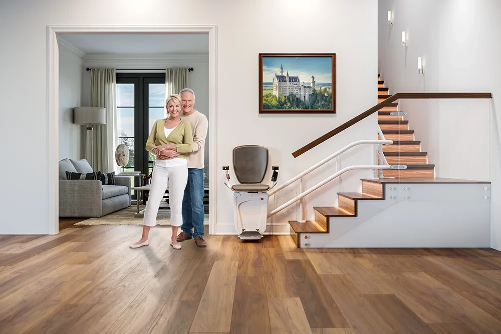 Treppenlift Alpha Exclusive für kurvige Treppen im modernen Wohnraum