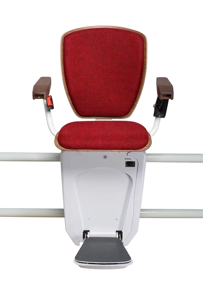 Treppenlift Alpha Exclusive in Bordeaux mit rotem Sitzpolster und Holzarmlehnen