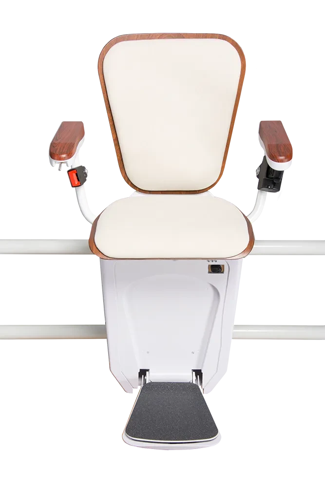 Treppenlift Alpha Premium in perlweiß und dunkel – moderner Treppenlift mit Holzarmlehnen