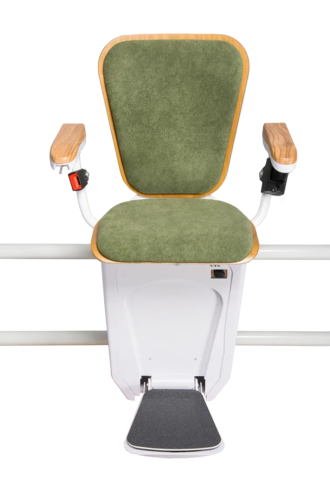 Treppenlift Alpha Premium in smaragdgrün-hell mit Holzarmlehnen