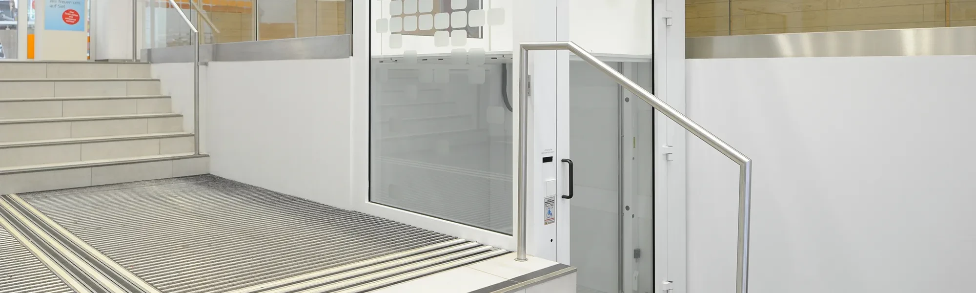 Moderne Hebebühne für barrierefreien Zugang in einem Gebäude