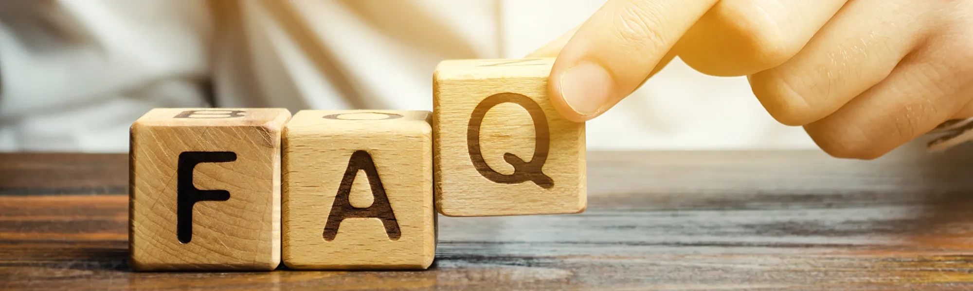 Holzwürfel mit den Buchstaben FAQ