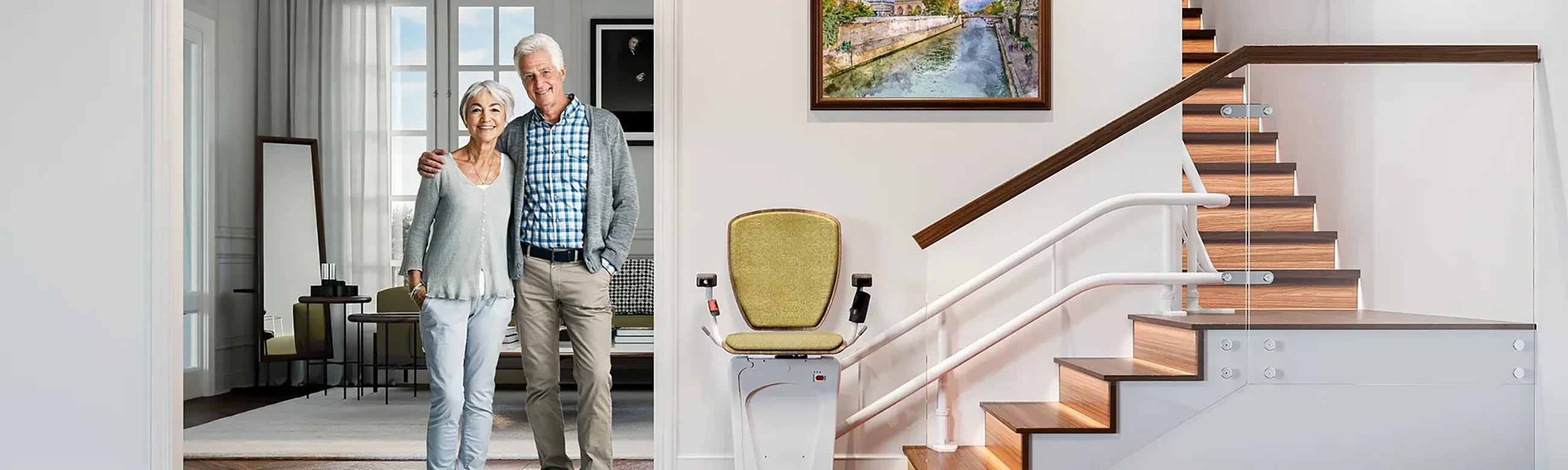 Moderner Treppenlift im Hausflur neben älterem Mann – barrierefreies Wohnen