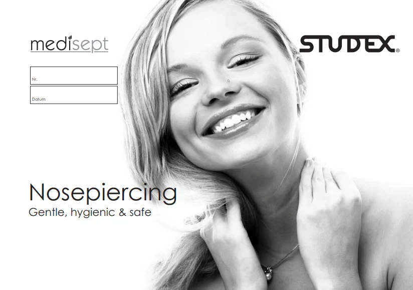 Frau mit Nasenpiercing, hygienisch und sicher gestochen, Nahaufnahme in Schwarz-weiß