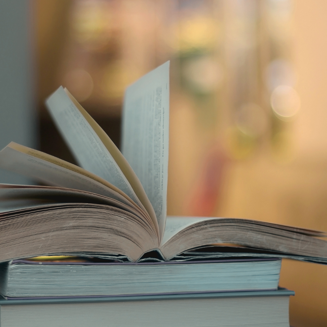 Offenes Buch mit unscharfem Hintergrund