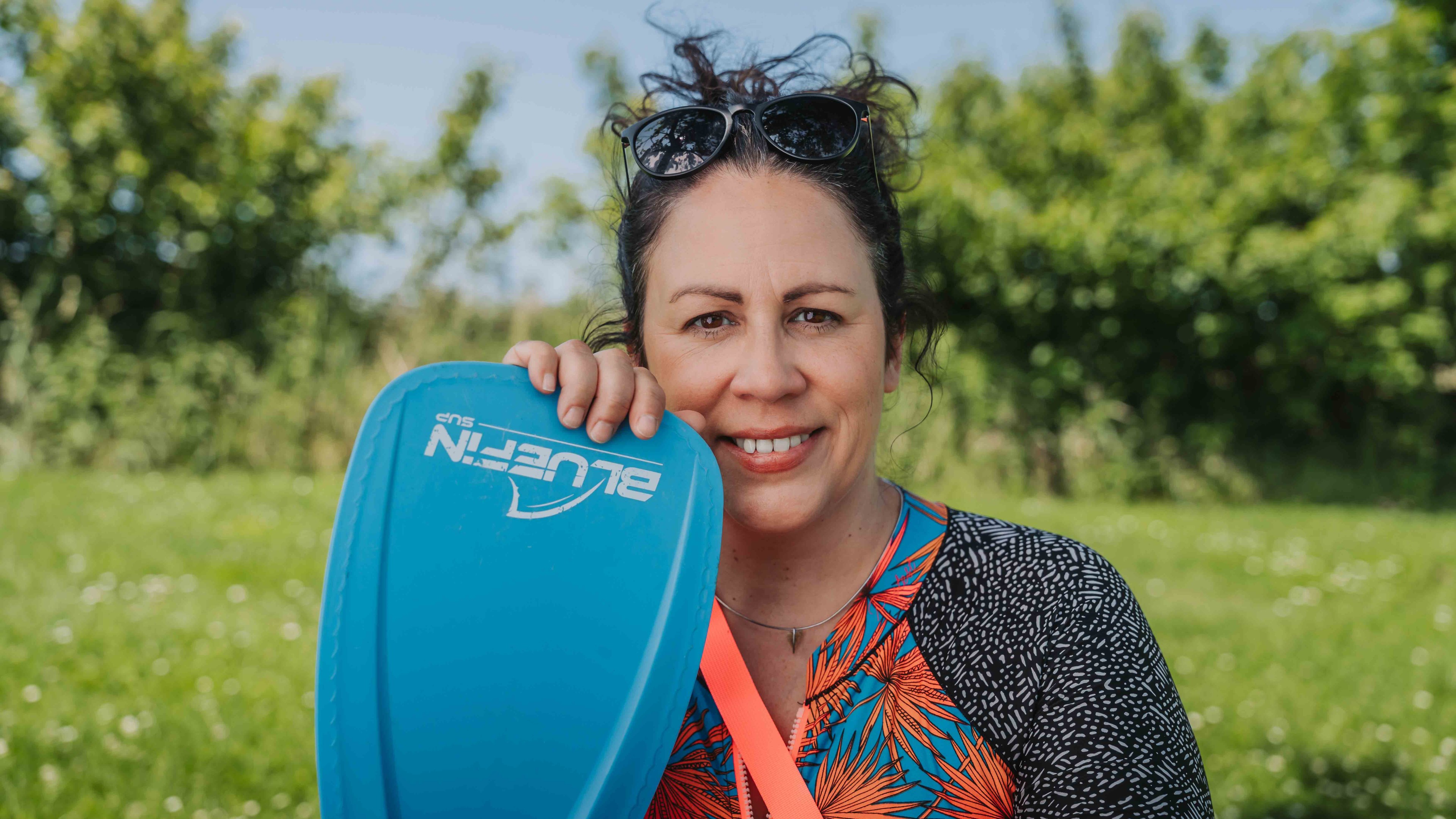 Person mit Bluefin SUP Board im Freien bei Alea Alternativ