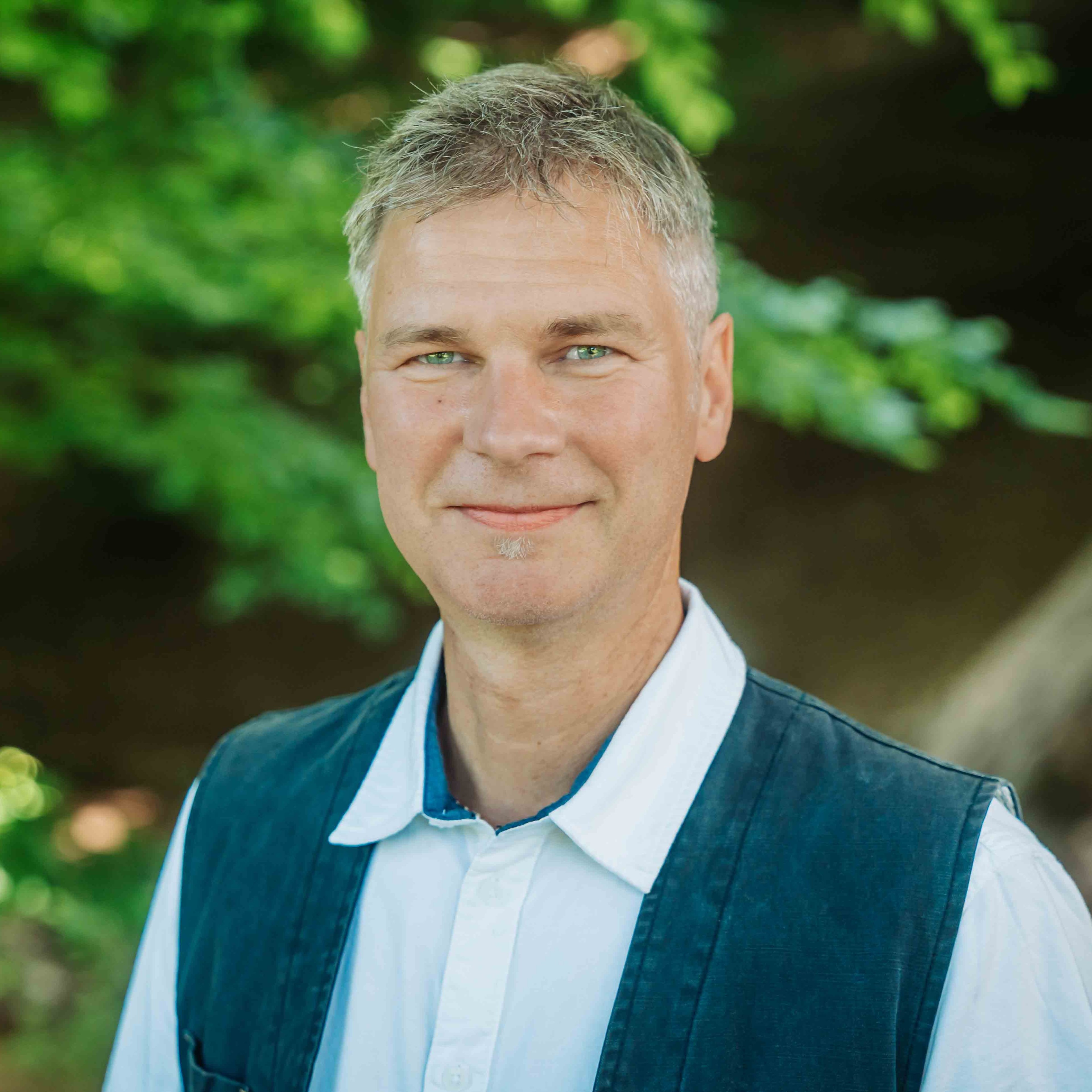 Portrait von Alea im Freien mit weißem Hemd und dunkler Weste