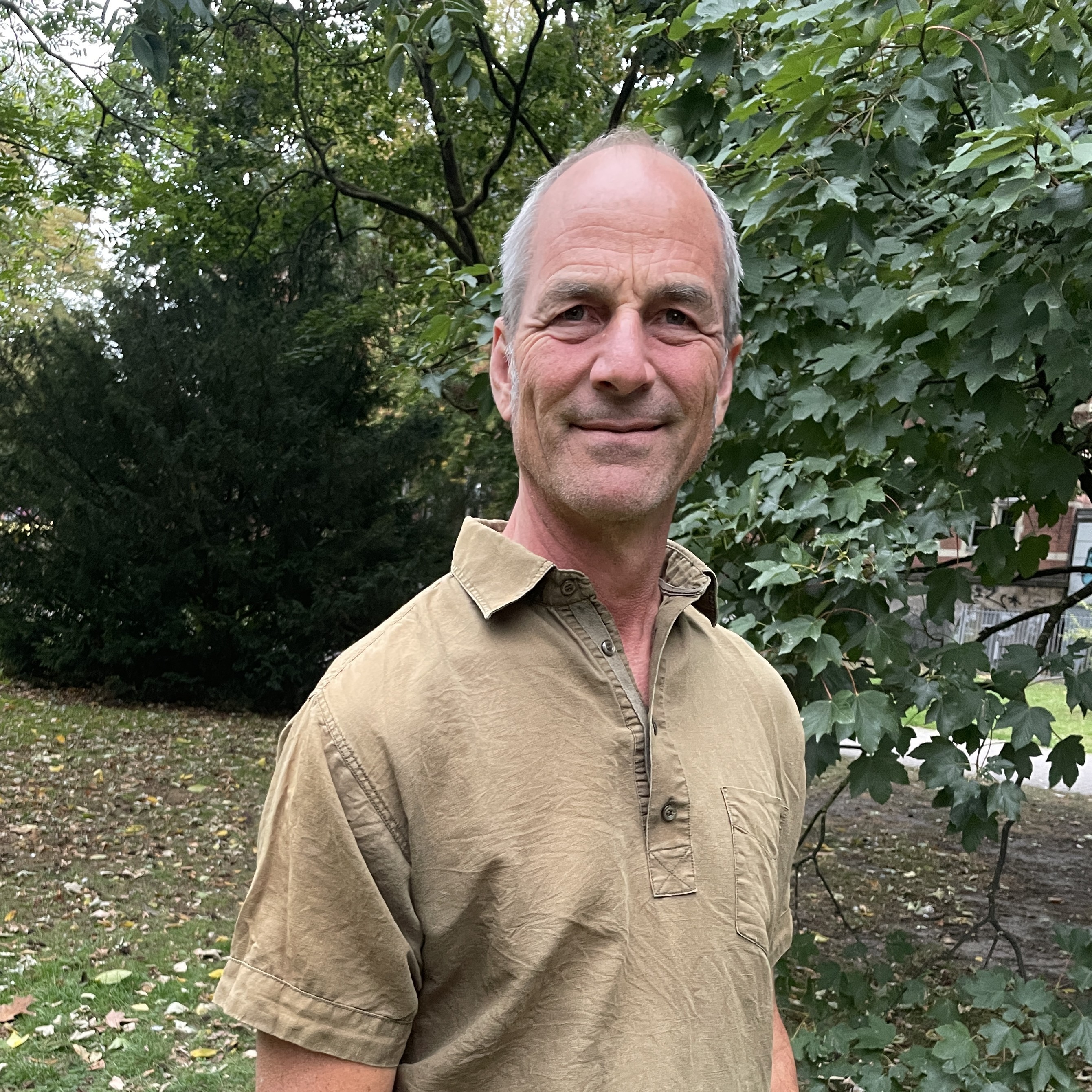 Christoph im Business-Look im Grünen