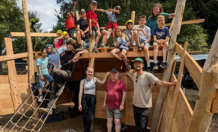 Gruppe von Menschen bei einem Outdoor-Abenteuer auf einem Holzbauwerk, aufgenommen am 12. Februar 2026