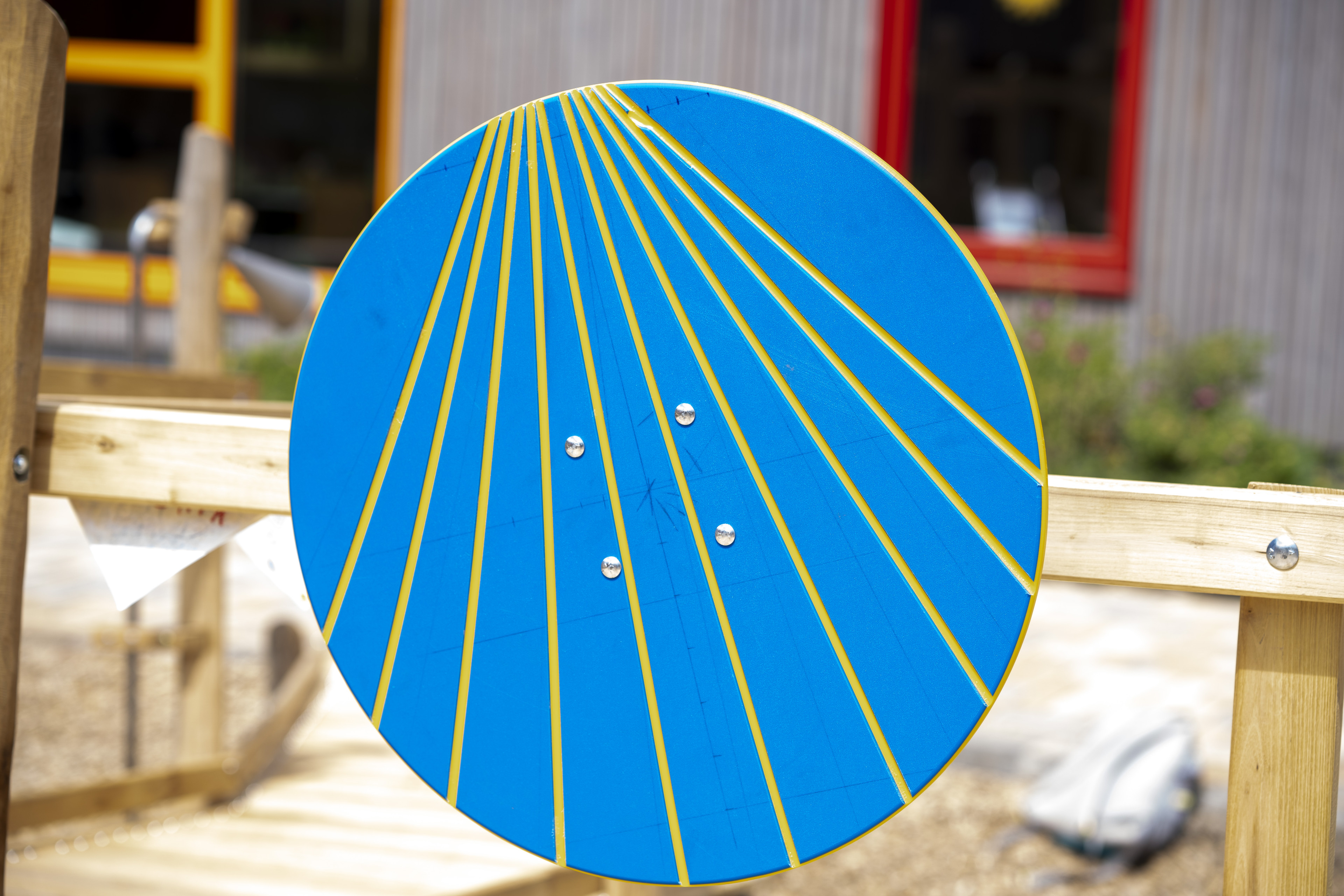 Blaue runde Sonnenuhr mit gelben Linien im Freien