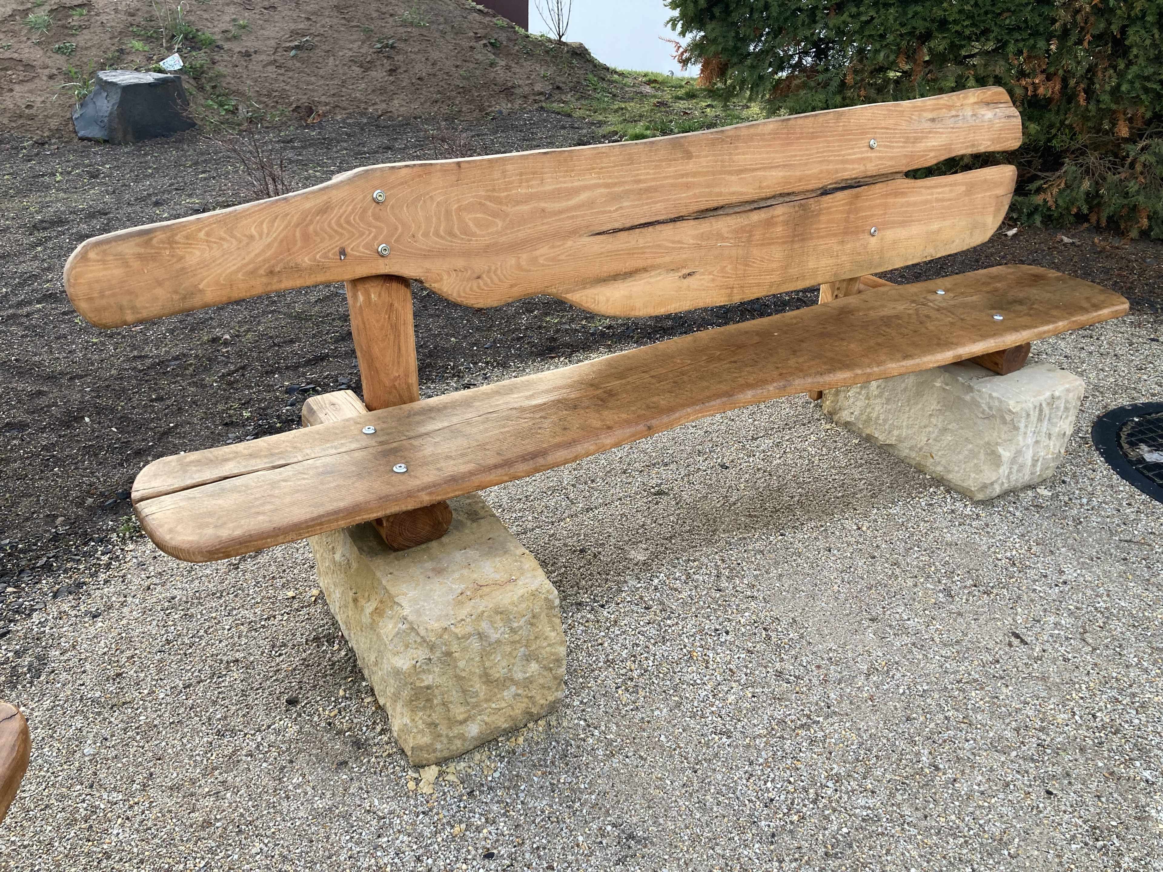 Massive Holzbank auf Steinblöcken im Freien, Nahaufnahme