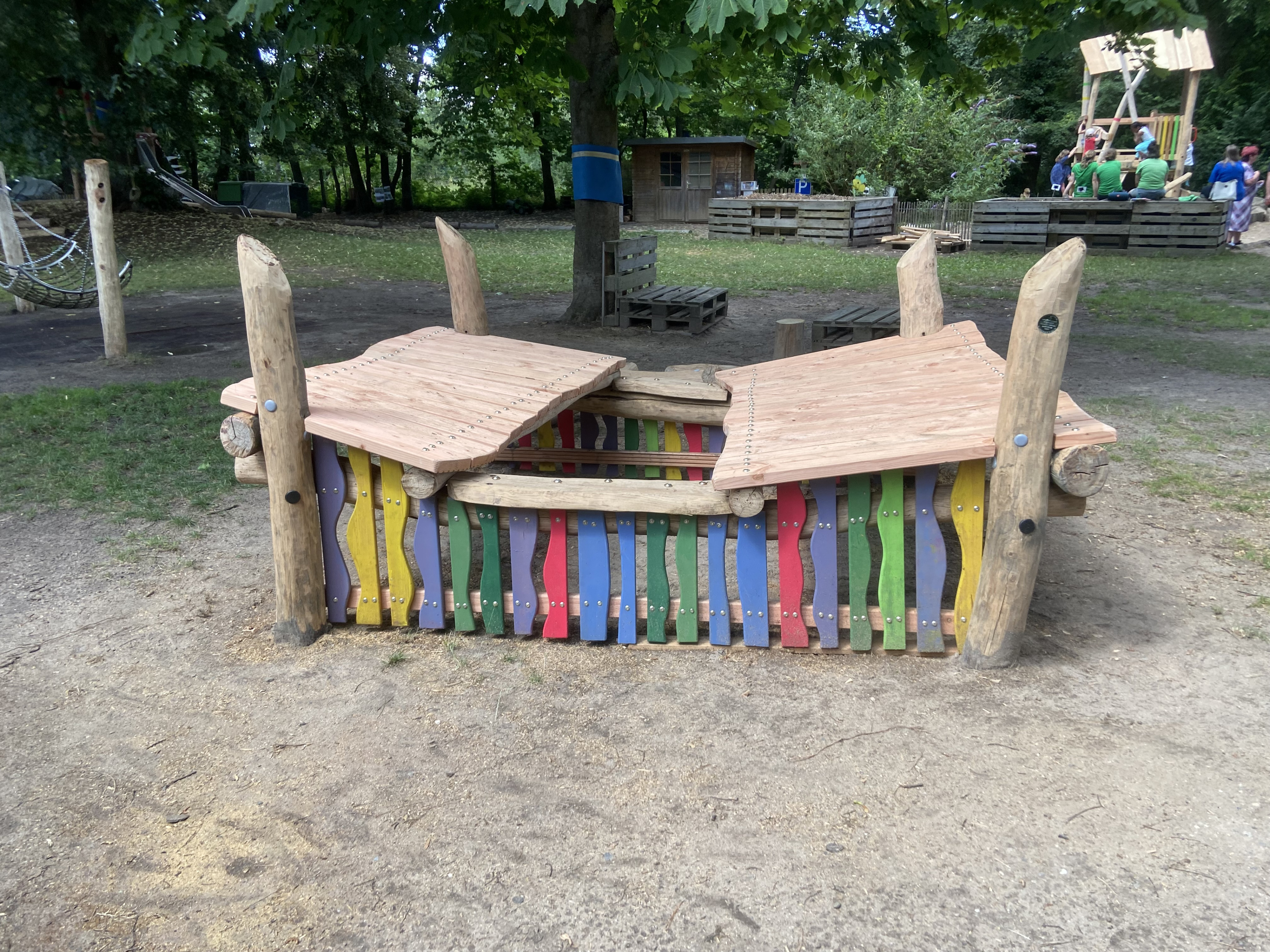 Bunte Holz-Sandkiste auf einem Spielplatz im Freien