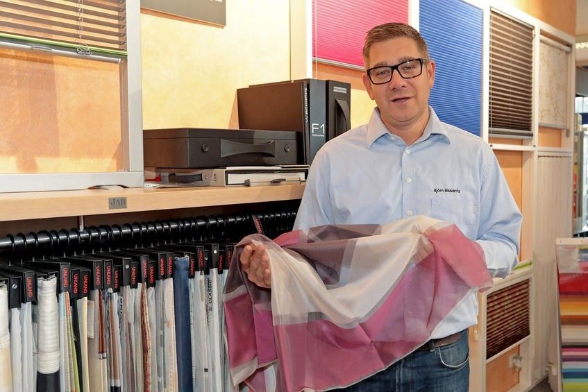 Björn Bissantz präsentiert Gardinen im Fachgeschäft, Foto von Christoph Blüthner