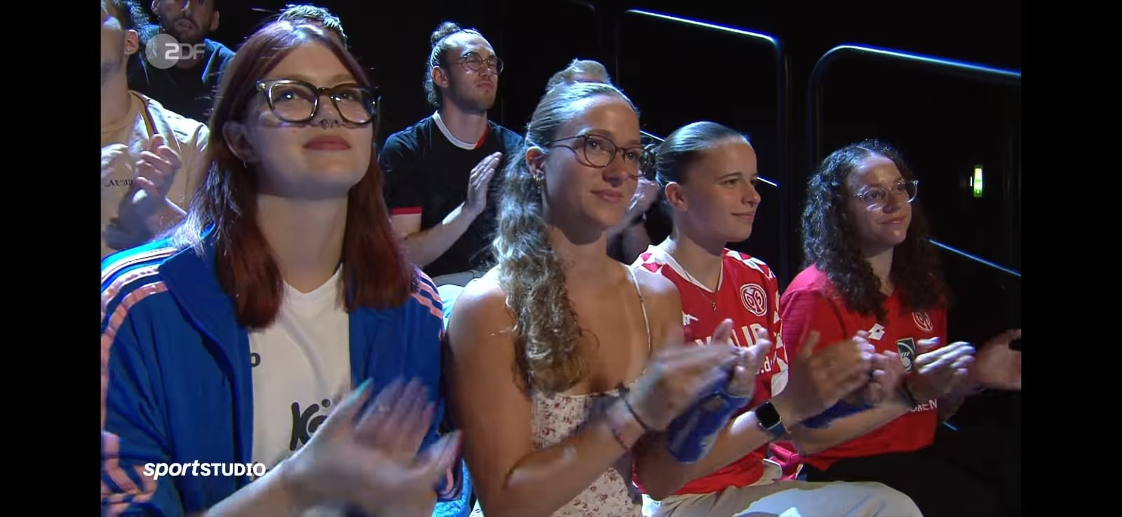 Publikum klatscht in einer ZDF Fernsehsendung, mehrere Personen tragen Mainz 05 Trikots
