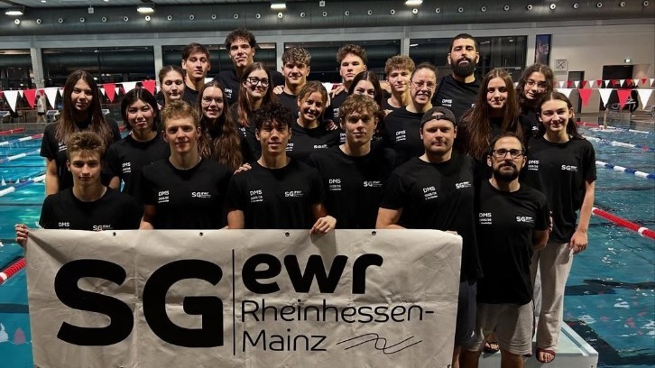 Gruppenfoto des SG EWR Rheinhessen-Mainz Schwimmteams bei einem DMS Wettkampf