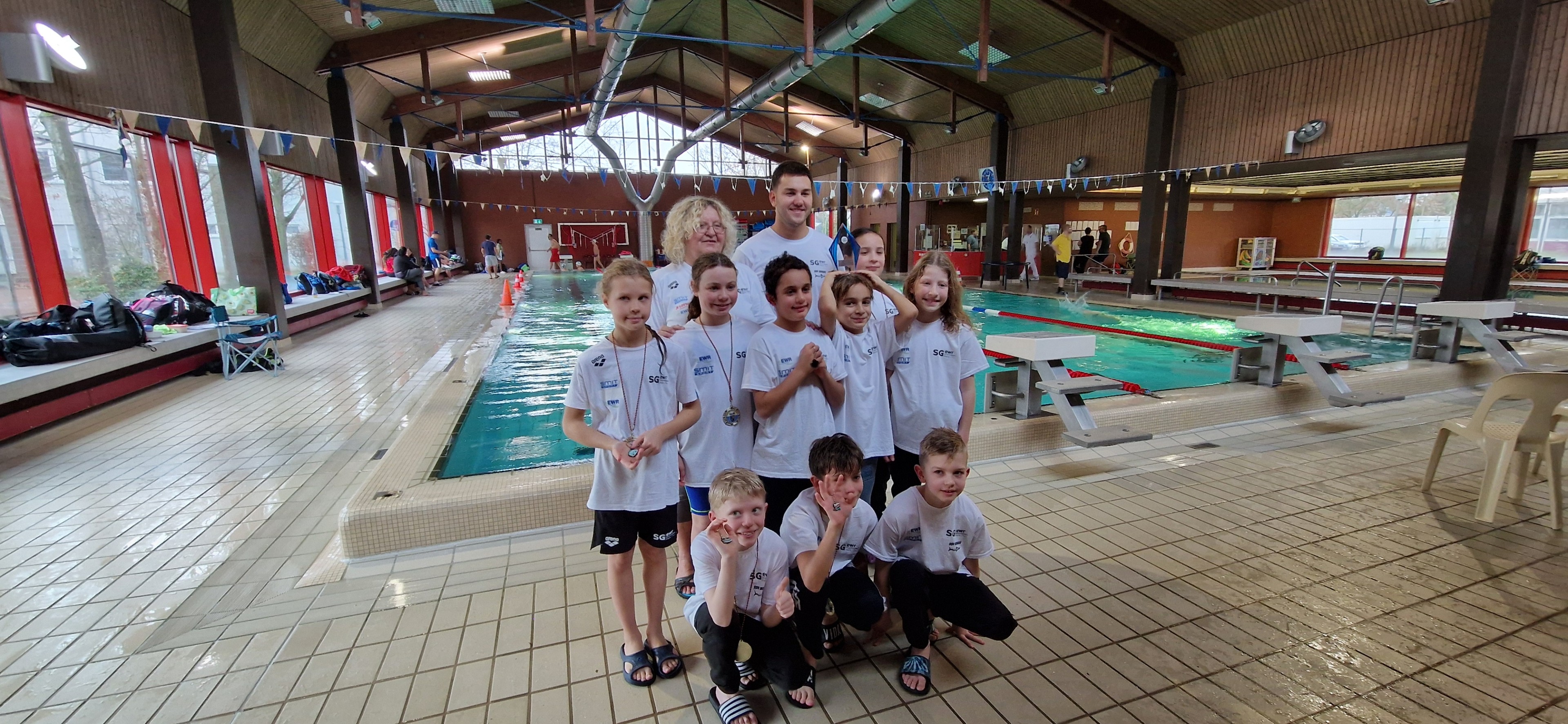 Kinder Schwimmteam bei Wettkampf am 14. Dezember 2025 in Schwimmhalle