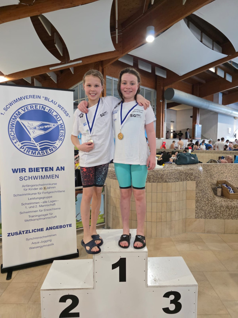 Schwimmwettkampf 1. Schwimmverein Blau Weiss Pirmasens – Medaillengewinner auf dem Podest Siegerpodest beim Schwimmwettbewerb des 1. Schwimmverein Blau Weiss Pirmasens mit Medaillengewinnern