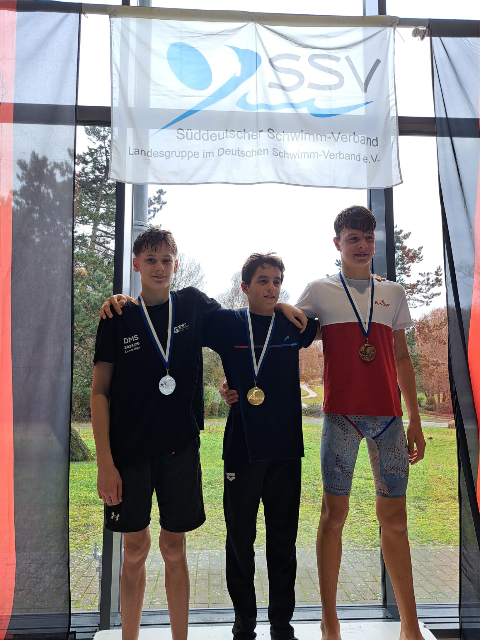 Siegerehrung beim Süddeutschen Schwimm-Verband Wettkampf mit drei jugendlichen Schwimmern und Medaillen