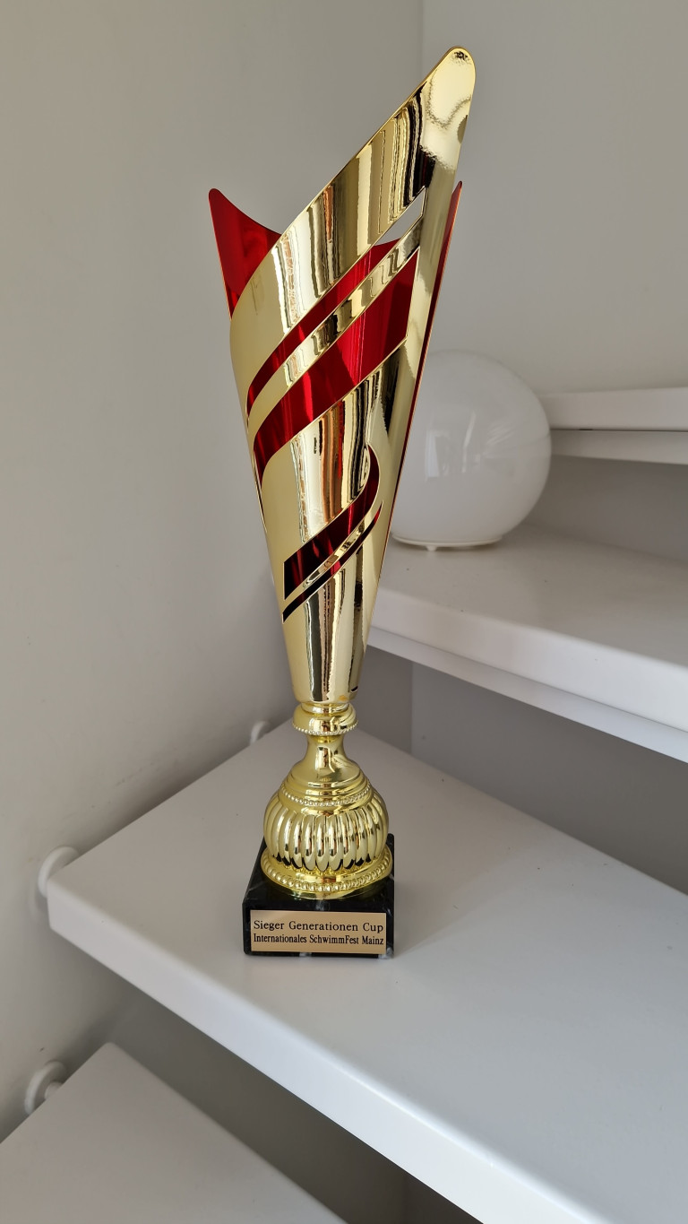 Siegerpokal Generationen Cup Internationales SchwimmFest Mainz auf einem Regal