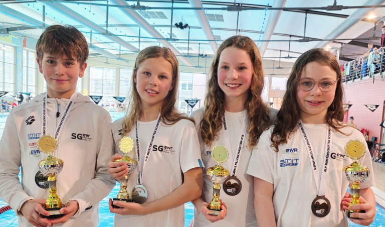 Jugendliche Schwimmerinnen und Schwimmer der SG EWR Mainz bei den RLP-Meisterschaften mit Pokalen und Medaillen Jugendliche Schwimmerinnen und Schwimmer mit Pokalen und Medaillen bei Schwimmwettkampf, SG EWR Mainz, RLP-Meisterschaften