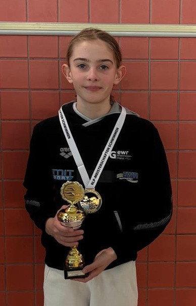 Junger Schwimmer mit Pokal und Medaille bei den Rheinland-Pfalz Meisterschaften Schwimmen