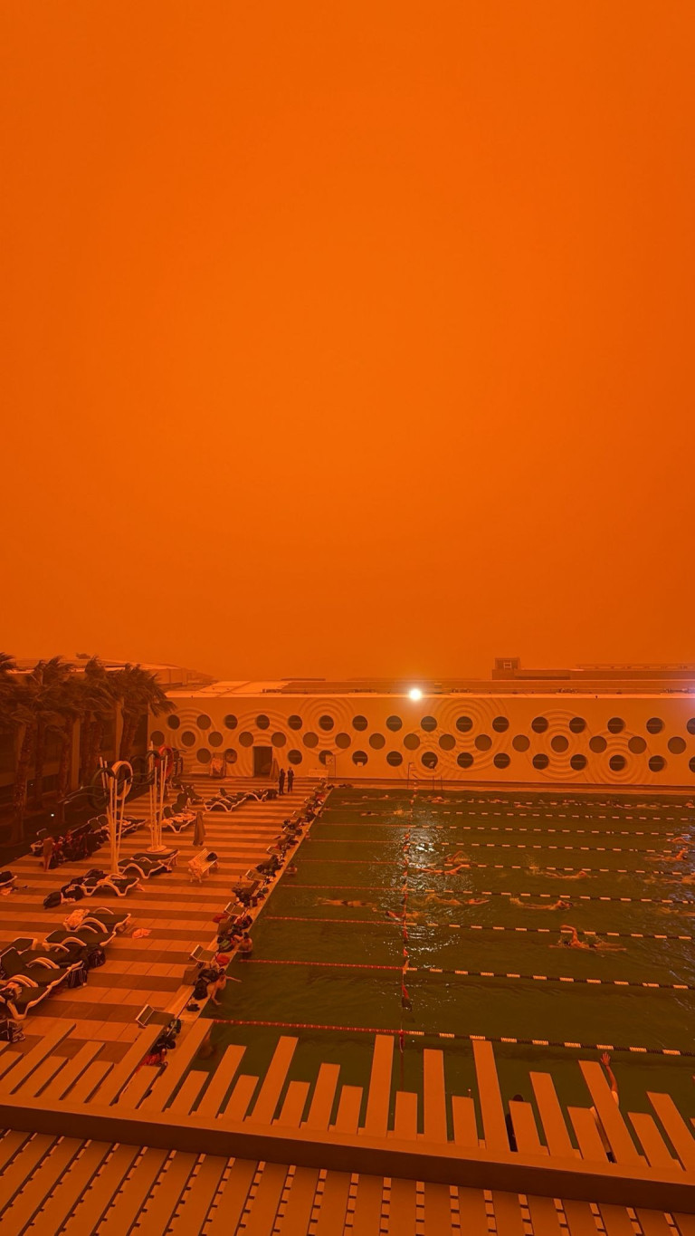 Schwimmbad bei Sandsturm mit orangenem Himmel am 01.04.2026