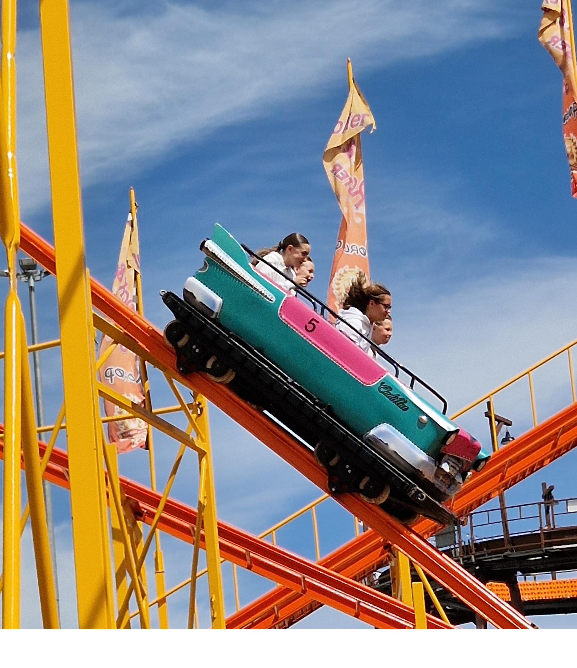Achterbahn-Fahrt mit Cadillac-Wagen auf Jahrmarkt am 26.04.2026