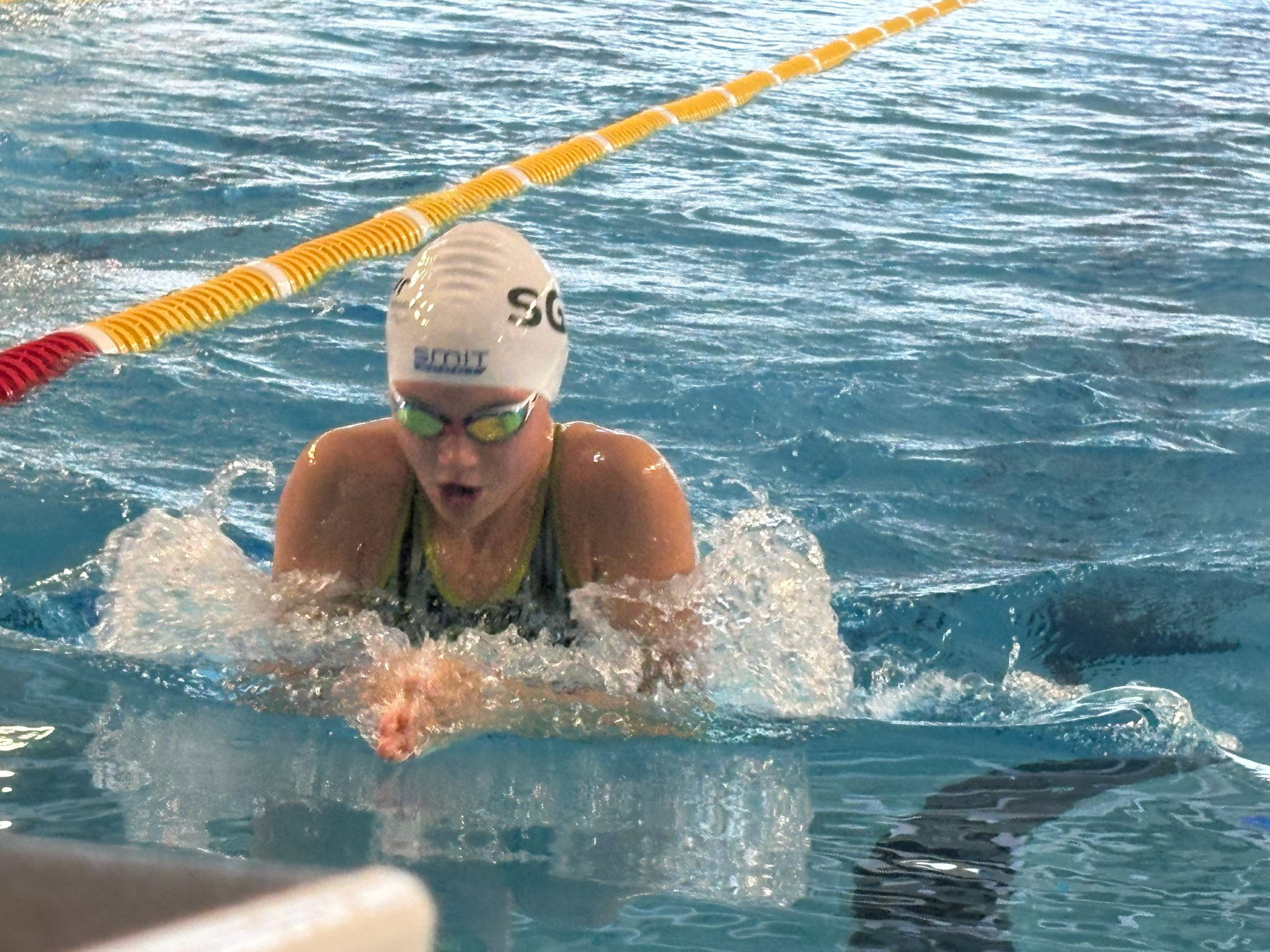 Schwimmerin beim Brustschwimmen im Hallenbad, aufgenommen am 24. Mai 2026