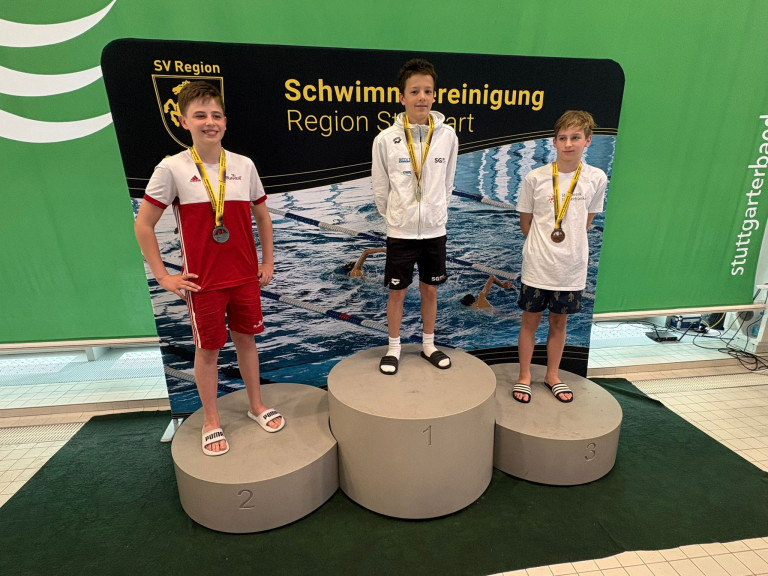 Schwimmwettkampf Schwimmvereinigung Region Stuttgart 2026 – Medaillenverleihung auf dem Siegerpodest Siegerpodest bei Schwimmwettkampf der Schwimmvereinigung Region Stuttgart am 23.05.2026 mit drei Medaillengewinnern