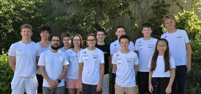 Gruppenfoto SG EWR Landesstützpunkt Rheinland-Pfalz Schwimmteam 2024 Gruppenfoto von Jugendlichen mit SG EWR und Landesstützpunkt Rheinland-Pfalz T-Shirts im Freien