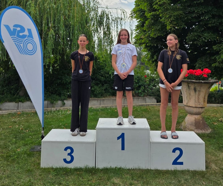 Siegerehrung mit Medaillen auf dem Podest am 30.05.2026 bei einer Sportveranstaltung Siegerehrung mit drei jungen Sportlerinnen auf dem Podest bei einer Sportveranstaltung am 30. Mai 2026