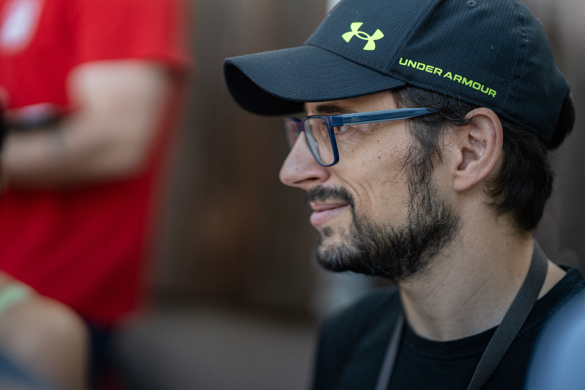 Mann mit Brille und Under Armour Cap im Profil
