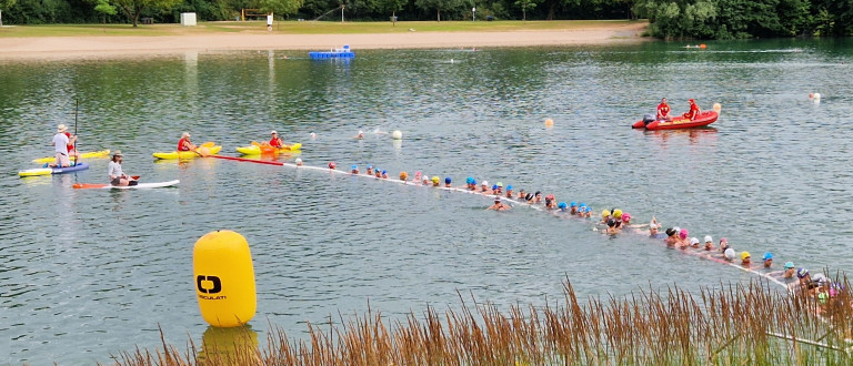Schwimmer beim Start eines Freiwasserschwimmens mit Kanubegleitung, aufgenommen am 05.07.2026