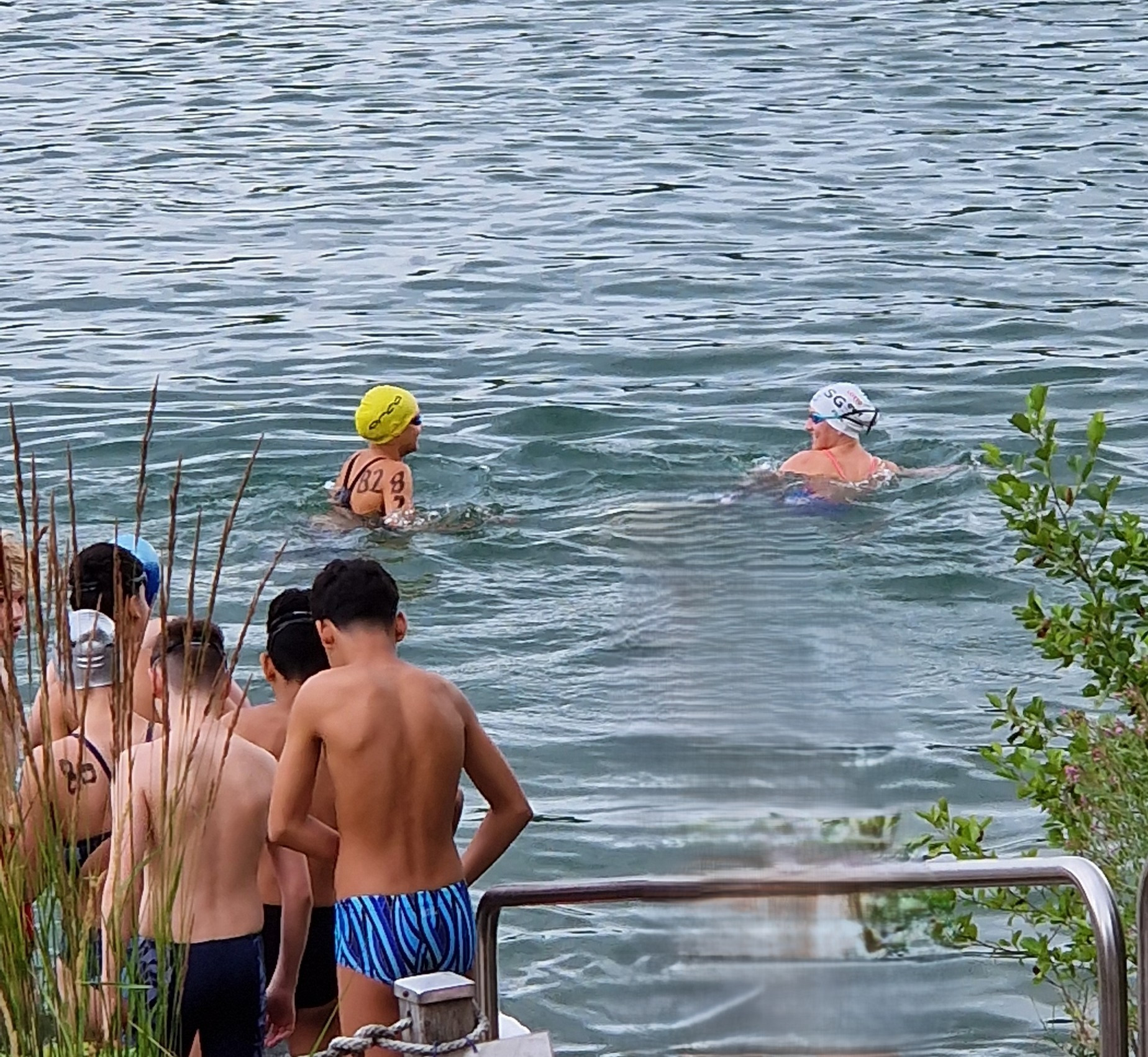 Jugendliche Schwimmer beim Start eines Freiwasserschwimmens am See, Aufnahme vom 05.07.2026