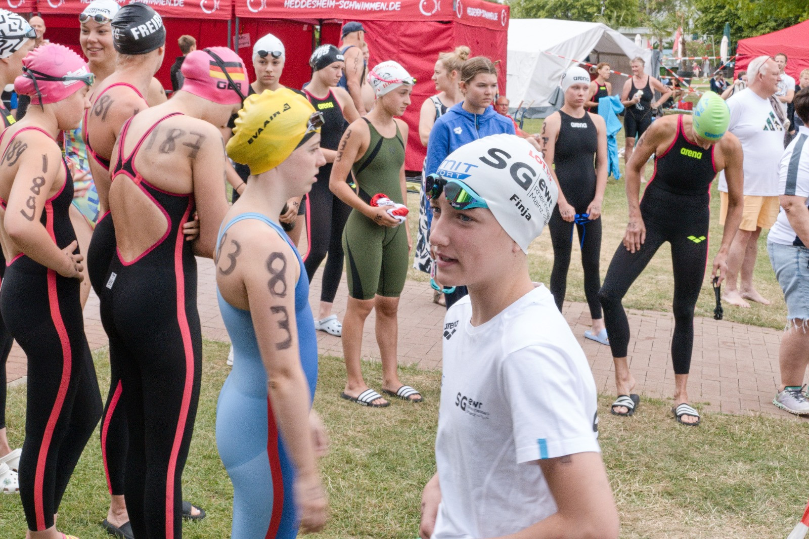 Schwimmerinnen beim Wettkampf in Heddesheim, Teilnehmerinnen bereiten sich auf das Schwimmen vor
