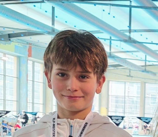 Oskar bei einem Schwimmwettbewerb in der Schwimmhalle