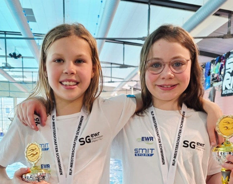 Ida und Emily bei den RLP Meisterschaften Schwimmen, beide mit Medaillen und SG EWR Shirts