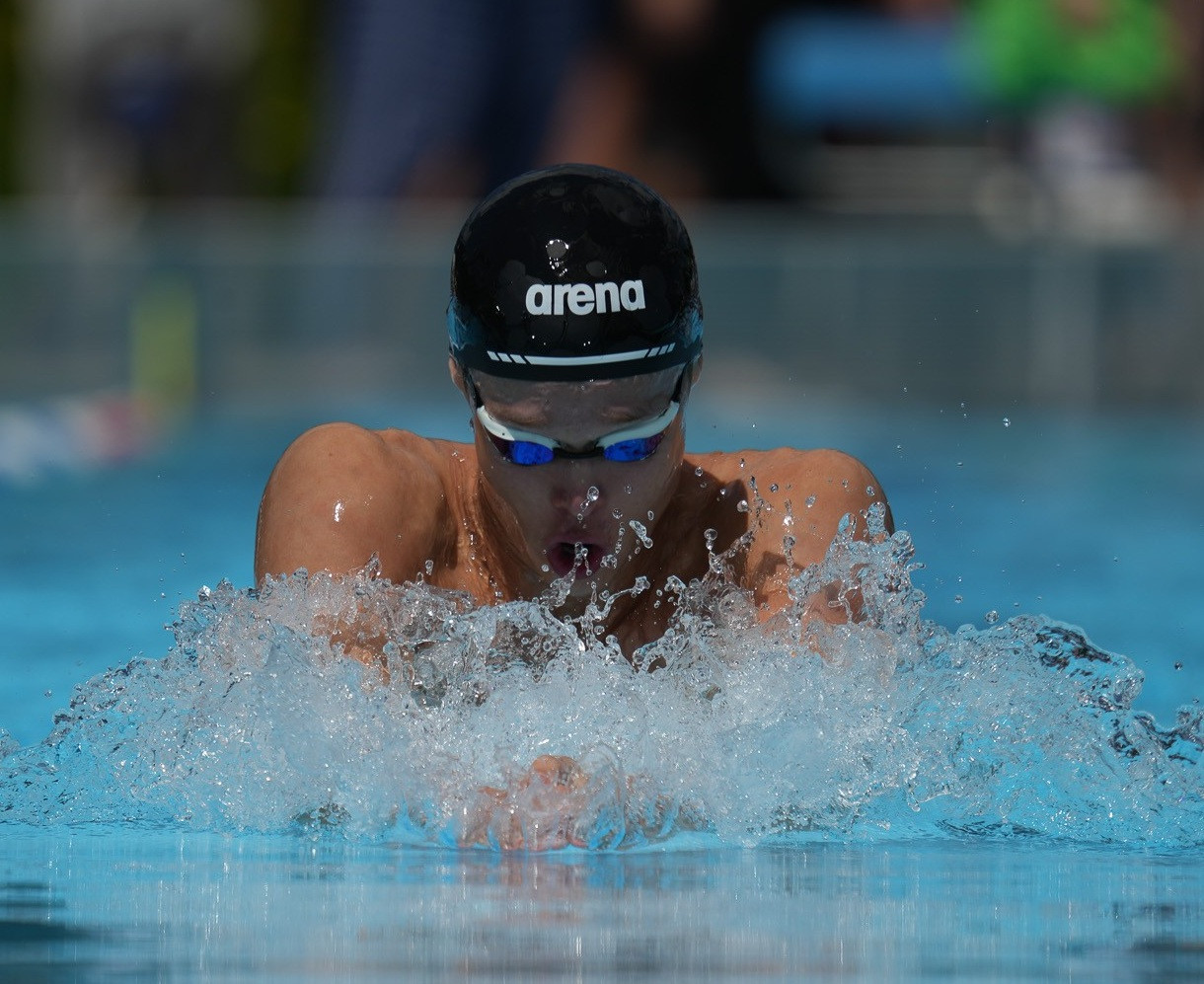 Mathis beim Brustschwimmen im Schwimmbecken